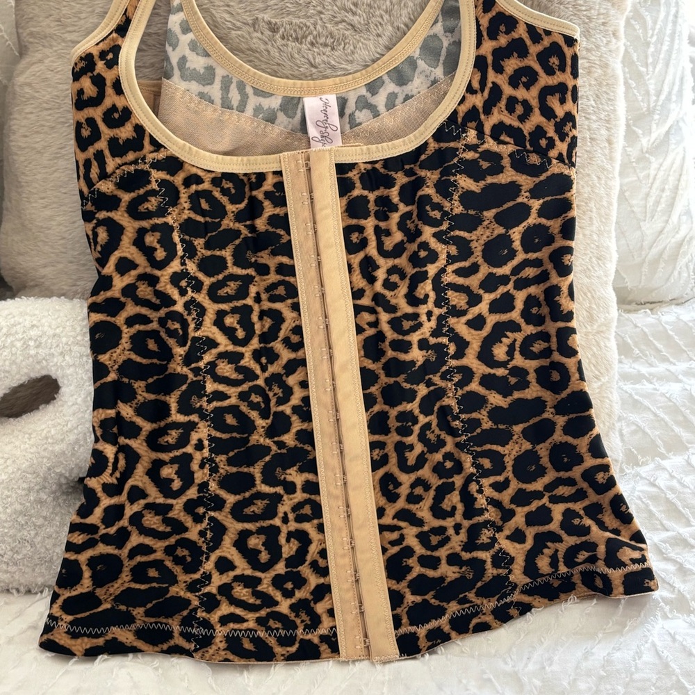NWOT Gorgeous Leopard Corset. Hook Closure Excellent support Soft Boning